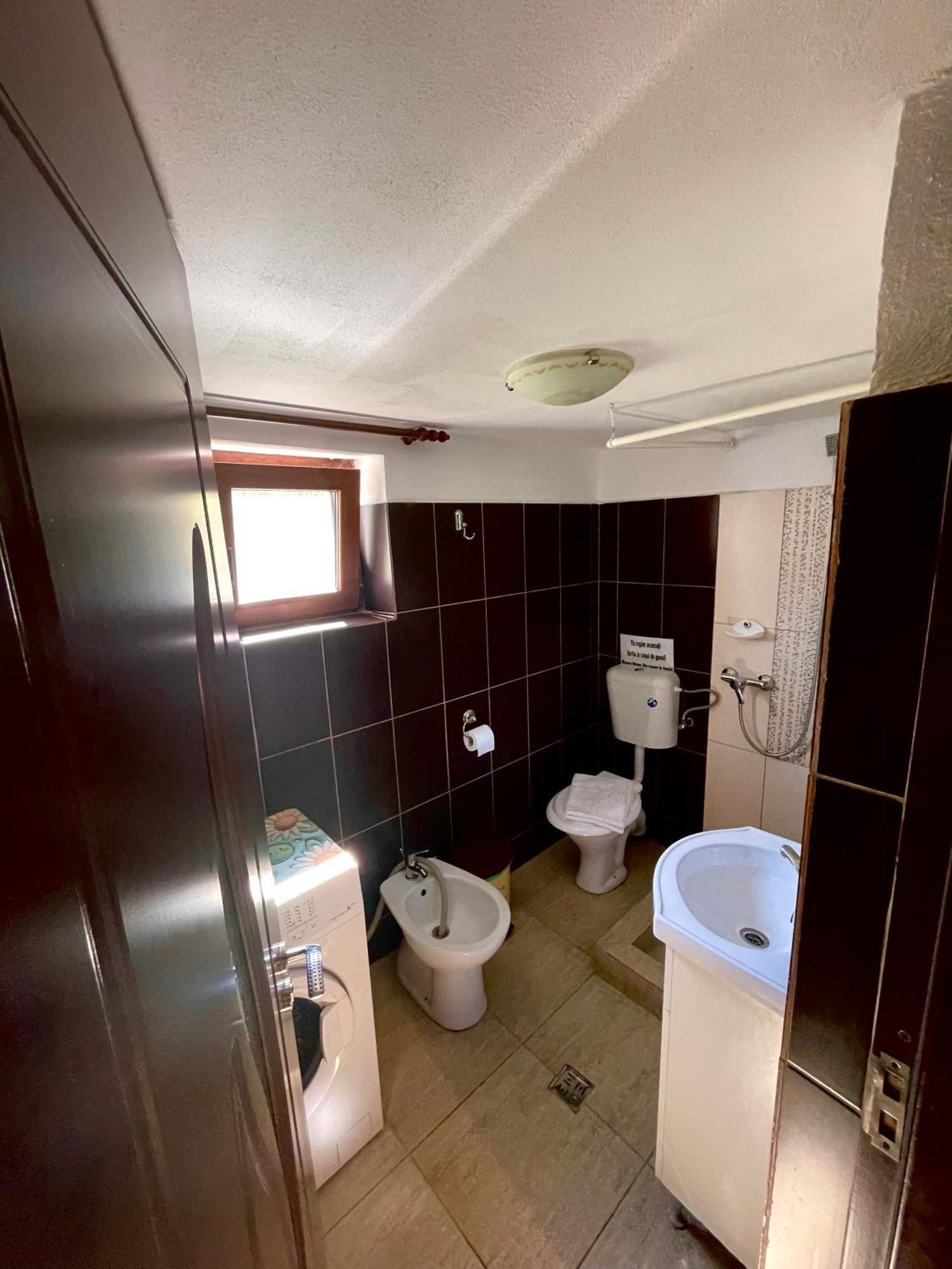 Отель Casa De Sub Salcie Куртя-де-Арджеш Экстерьер фото